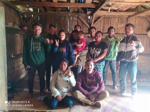 Relawan Muda Manggarai Datangi Kediaman Bocah Penderita Tumor Dan Serahkan Dana Rp.4 Juta