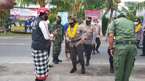 Kapolsek Sambut Kedatangan Tim Penilai Desa Tangguh Dewata Di Desa Penyabangan