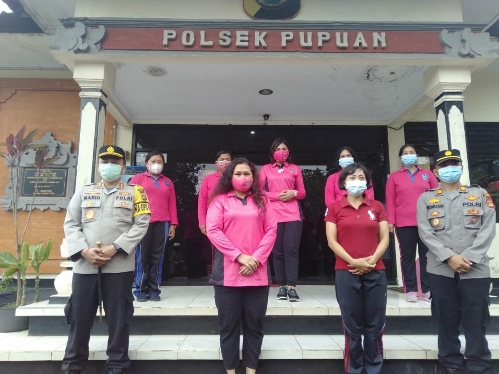 Kapolres Tabanan Didampingi Ketua Cabang Bhayangkari Tabanan Panen Sayur Mayur di Kebun Polsek Pupuan