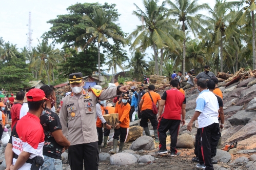 Personil Polres Jembrana Bersihkan Tumpukan Sampah Di Pesisir Pantai Medewi
