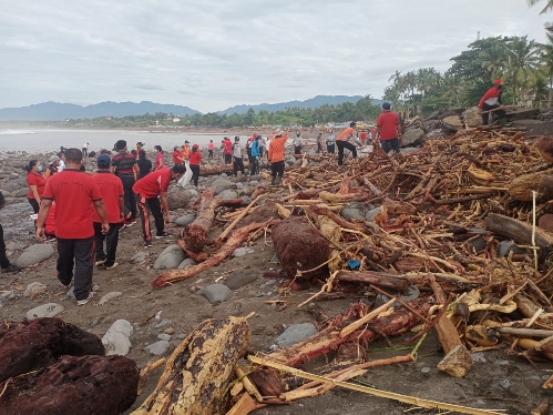 Karya Bakti Bersama Masyarakat Pasca Banjir Bandang