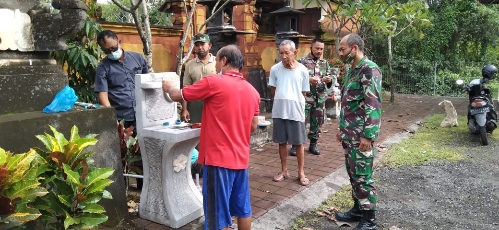 Dukung Penerapan Prokes Kodim Karangasem Pasang Wastafel Di Area Pura Subaga Kertha
