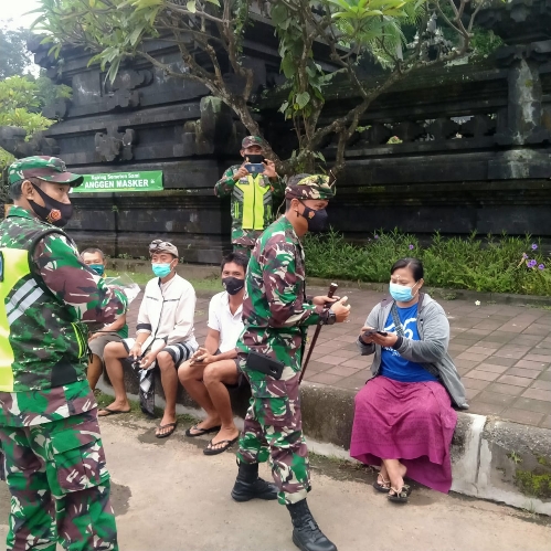 Kodim Klungkung Bagikan Masker Gratis Bagi Warga