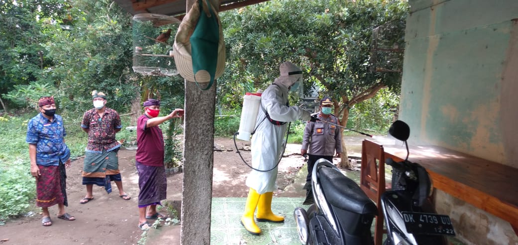 Cegah Covid-19, Kapolsek Pimpin Penyemprotan Disinfektan Di Desa Gerokgak