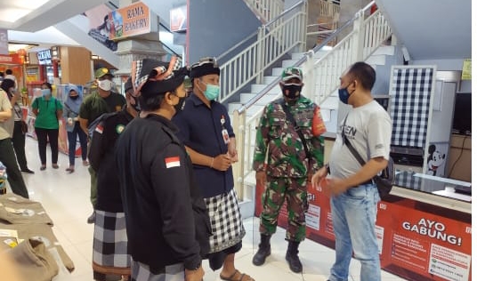 Kelurahan Dauh Puri dan Tim PPKM Denpasar Pantau Prokes di Pertokoan