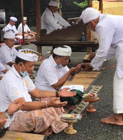 Anggota Polres Tabanan Sembahyang Saraswati Di Pura Kertha Buana