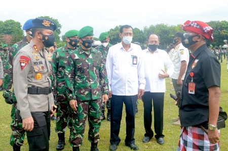 Kasdam IX/Udayana Bersama Kapolda Bali Pimpin Apel Kesiapan Tenaga Vaksinator dan Tracer Covid-19