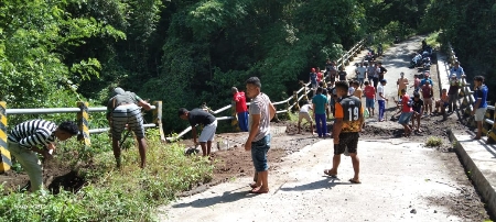 Jembatan Wae Musur Manggarai Timur Nyaris Ambruk, Warga Gotong Royong Memperbaiki