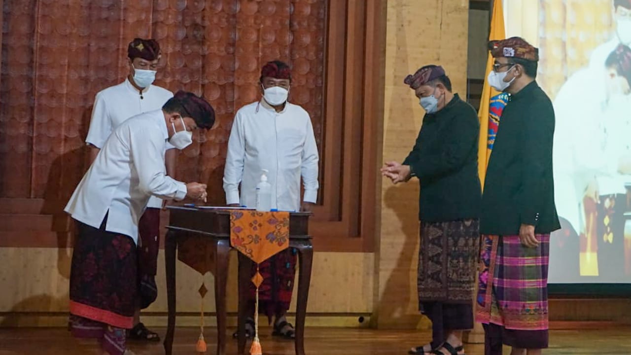 Purna Tugas, Rai Mantra – Jaya Negara Serahkan Memori Jabatan ke Plh. Walikota Denpasar, I Made Toya