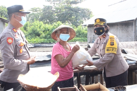 Peduli Warga Terdampak Covid, Polres Klungkung Berbagi Sembako