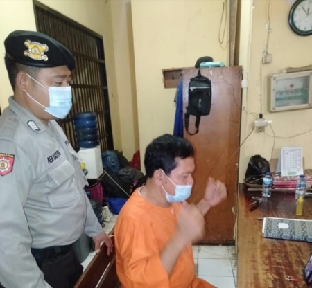 Cegah Kerumunan, Polres Buleleng Berikan Layanan Video Call Kepada Tahanan