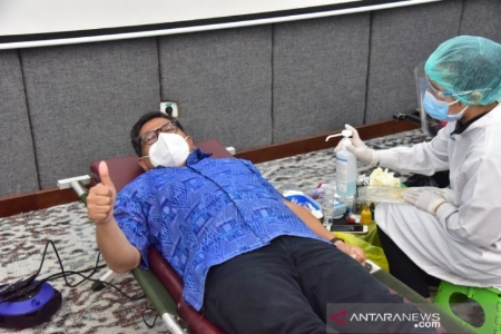 Bagian Dari Kegiatan Sosial, FKLJK Gelar Donor Darah Konvalesen di OJK Bali
