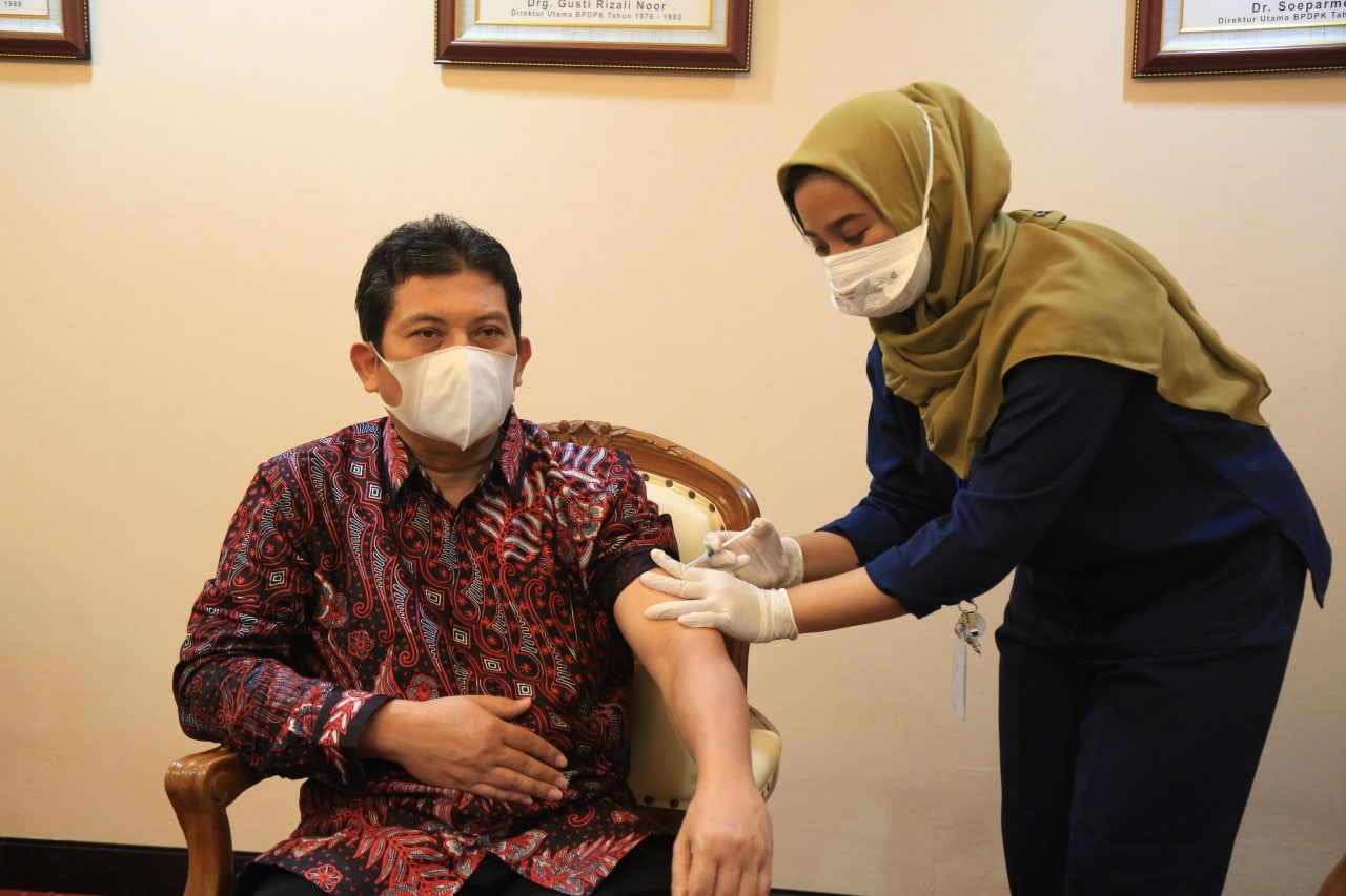 Dirut BPJS Kesehatan: Duta BPJS Kesehatan Terima Vaksinasi Covid-19 Dosis Pertama