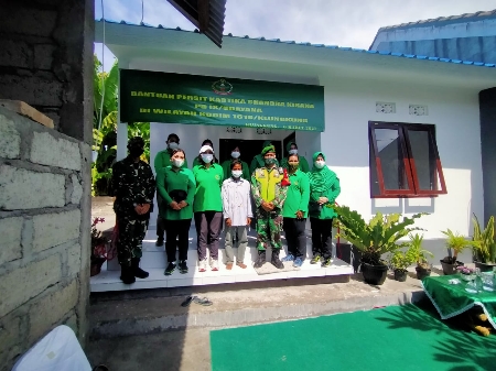 Bakti Sosial Bedah Rumah Kelar, Persit KCK Pengurus Daerah Udayana Serahkan Kunci
