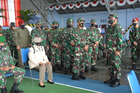 Panglima TNI Tinjau Vaksinasi Covid-19 TNI di Lanud Adisucipto Yogyakarta