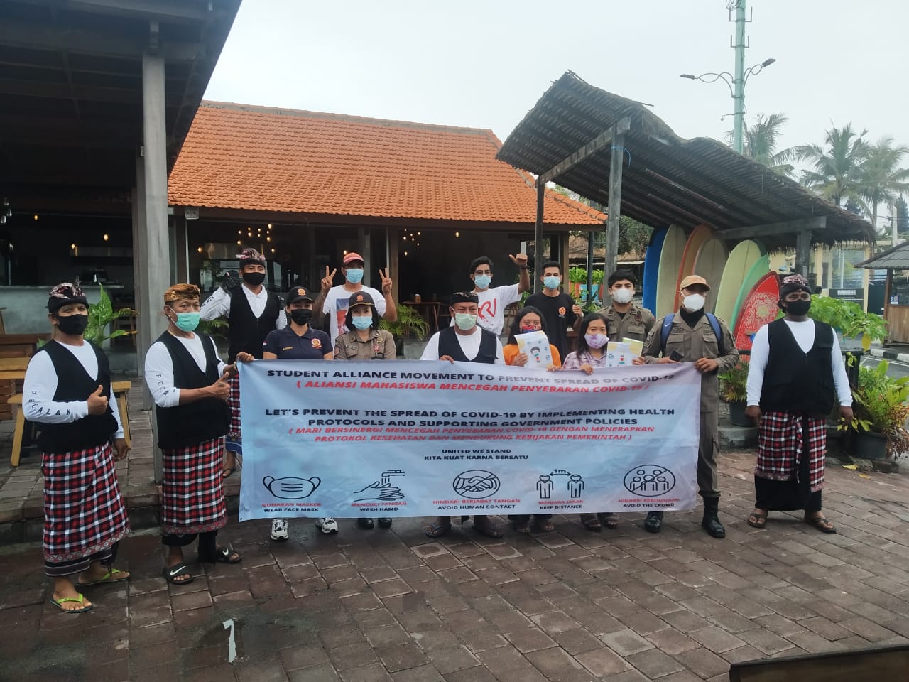 Aliansi Mahasiswa di Bali Pasang Spanduk Himbauan Kepada Wisatawan Supaya Patuhi Prokes
