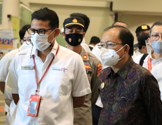 Genjot Pembukaan Gerbang Pariwisata, Gubernur Koster Dampingi Menparekraf Tinjau Vaksinasi Pekerja