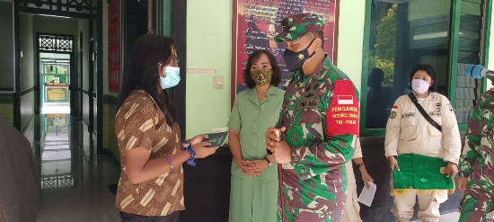 Dandim 1611/Badung Hadiahkan 1 Unit Sepeda Motor Kepada Mahasiswi Yang Memiliki Kepedulian Sosial