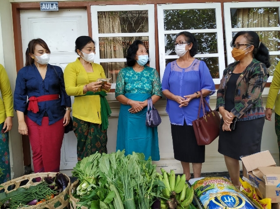 Antari Jaya Negara dan Ayu Kristi Arya Wibawa Berbagi Kasih Dengan Anak Anak Panti Asuhan