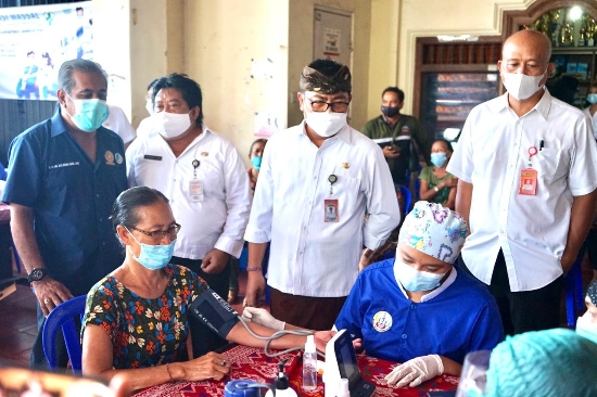 Percepat Cakupan Vaksin Lansia Wawali Arya Wibawa Tinjau Vaksinasi Jemput Bola di Desa Dangin Puri Kaja