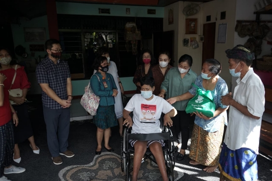 Bersama Yayasan Bina Ilmu Korea Selatan K3S Denpasar Serahkan Kursi Roda dan Sembako