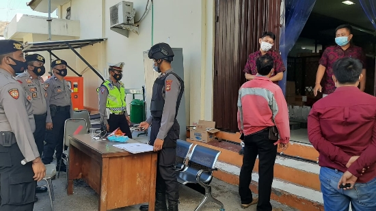 Polres Klungkung Kawal Pendistribusian Vaksin Covid-19 Hingga Ke Kantor UPTD Instalansi Farmasi Kabupaten Klungkung