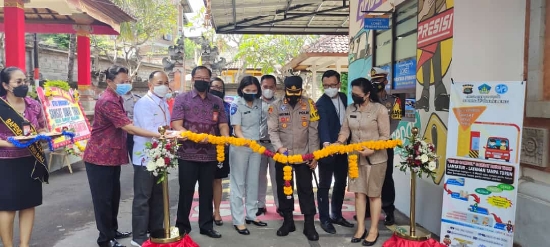 Kapolres Buleleng Potong Pita Untuk Simulasi Pelayanan Samsat Drive Trhu Gelis Sambul