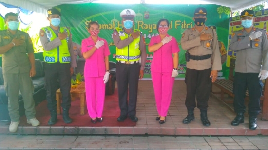 Kapolsek Gianyar bersama Bhayangkari Ranting Gianyar serahkan bingkisan kepada petugas Pospam Lebaran