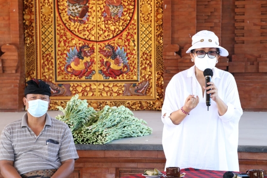 Dorong Semangat Kreativitas, Ny Putri Koster Sapa Kader PKK Desa Sesandan Tabanan