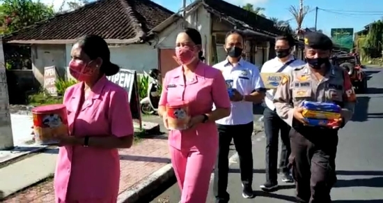 Ketua Bhayangkari Ranting Tegallalang Didampingi Kapolsek Serahkan Bingkisan Kepada Personel Yang Jaga Di Pos Pam Imbangan Obyek Wisata Ceking