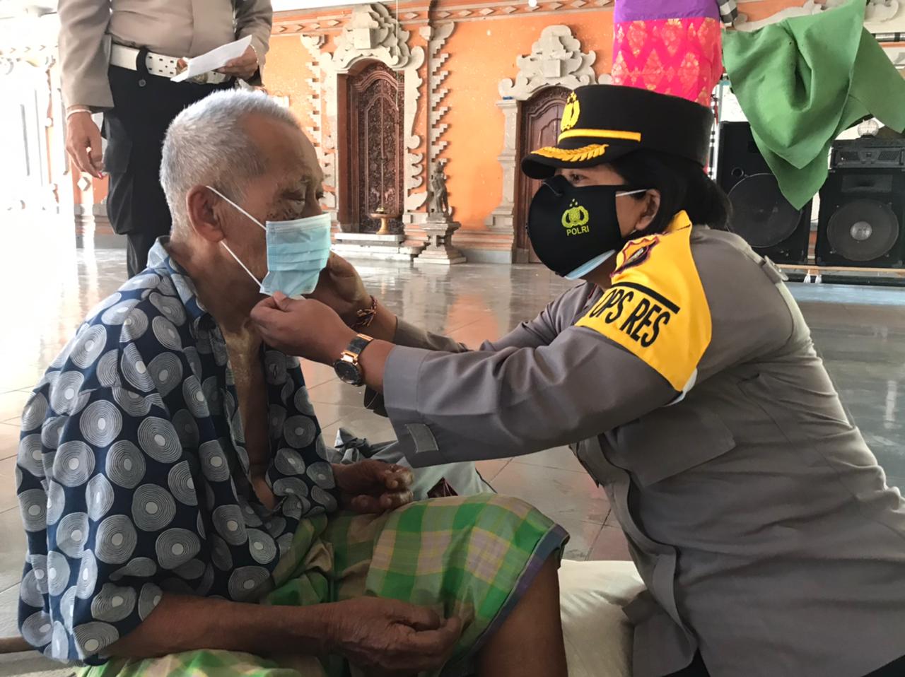 Mewujudkan Klungkung Sehat, Polres Klungkung Bagi-Bagi Masker