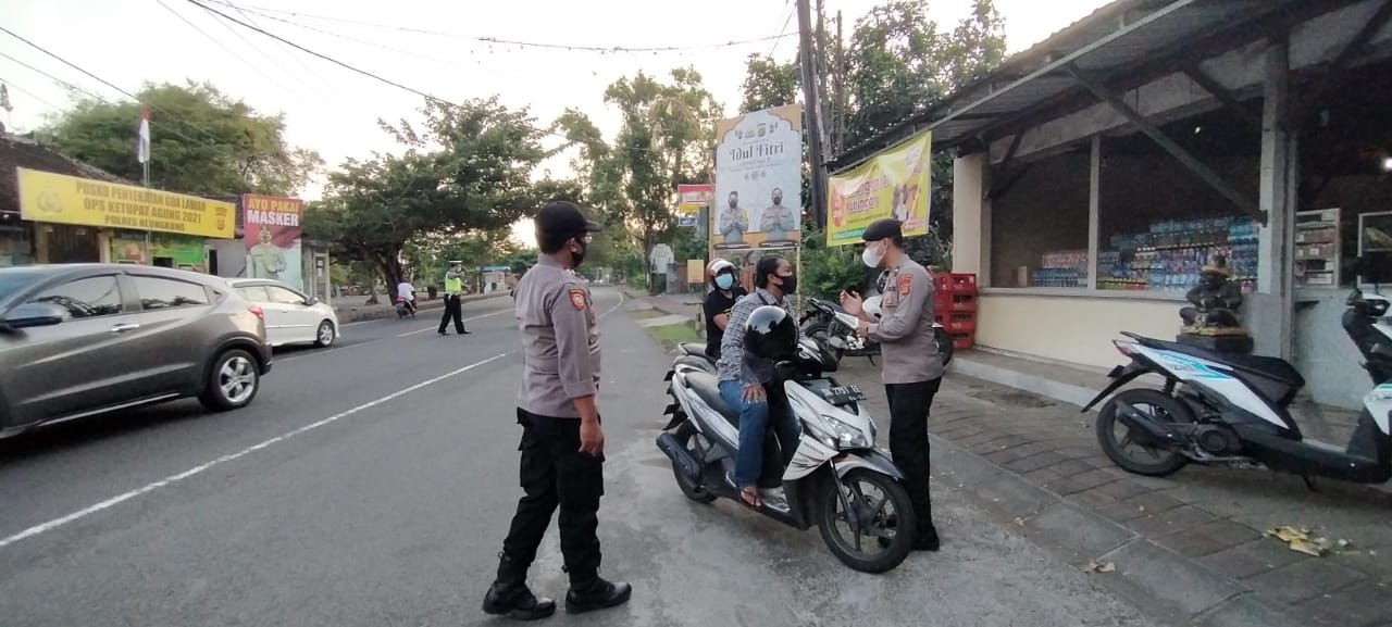 Polres Klungkung Tak Henti- Hentinya Himbau Para Pengendara Untuk Disiplin Prokes Untuk Cegah Penyebaran Covid-19