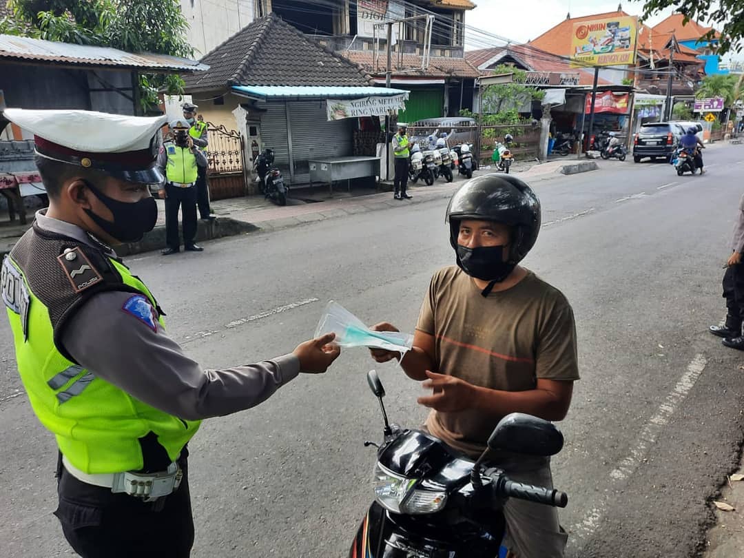 Cegah Penularan Covid-19, Polres Klungkung Bagi Masker Gratis