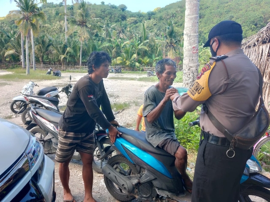 Cegah Penyebaran Covid-19 Polres Klungkung Bagikan Masker Buat Warga