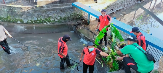 Antisipasi Banjir dan Persiapan PKB 2021, Tim Katak Dan Jumali Desa Sumerta Kelod Laksanakan Pembersihan Sungai Di Art Center
