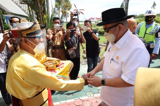 Tiba di Tarakan, Ketua DPD RI Disambut Prosesi Adat Tepung Tawar