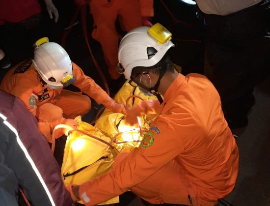 Bersinergi Dengan BPBD Tabanan, Kapolsek Marga Pimpin Evakuasi Korban Bunuh Diri Bersinergi