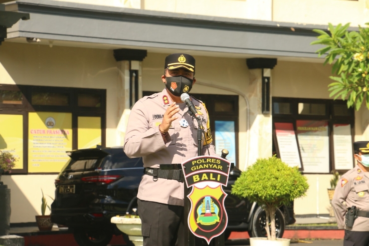 Pastikan Pelaksanaan PPKM, Kapolres Gianyar Pimpin Apel