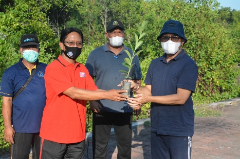 Peringati Hari Lingkungan Hidup Se-Dunia, Walikota Jaya Negara Tanam Pohon Mangrove