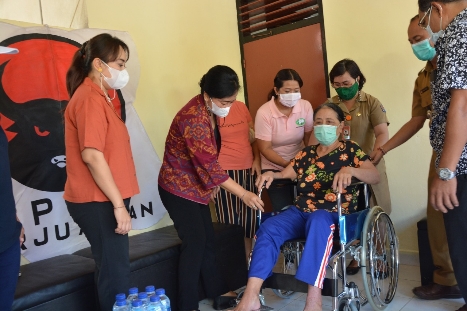 Ketua K3S, Ny. Sagung Antari Jaya Negara Serahkan Bantuan Alkes Untuk Disabilitas dan Lansia
