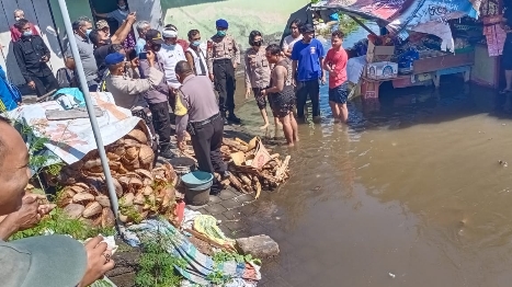 Polres Klungkung Terjunkan Personel Bantu Warga Terdampak Banjir