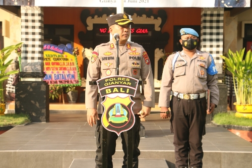 Pimpin Apel Jam Pimpinan, Kapolres Gianyar Ingatkan Anggota Jaga Sikap Tampang