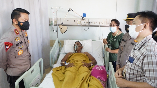 Kecelakaan Saat Tugas, Kapolda Bali Jenguk Anggota Satlantas Polresta Denpasar