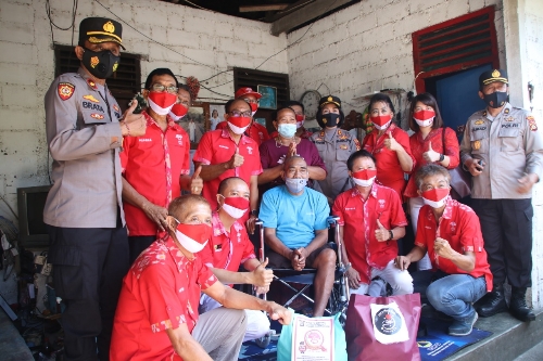 Jelang Hari Bhayangkara Ke-75 Tahun 2021 Polres Karangasem Serahkan Bantuan Kursi Roda Dan Sembako