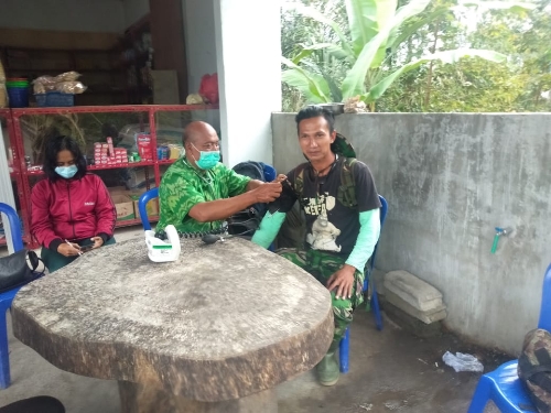 Tim Kesehatan Satgas TMMD- 111 Melayani Pemeriksaan Kesehatan Gratis