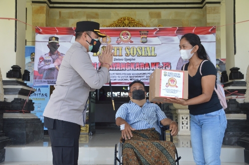 Kapolres Tabanan Serahkan Bantuan Kursi Roda kepada Gede Sutama