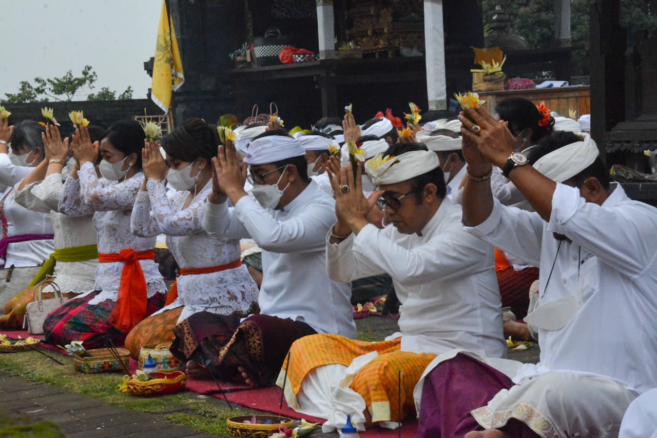 Pemkot Denpasar Ngaturang Bhakti Pujawali di Pura Pengubengan