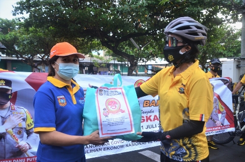 Sambut Hari Bhayangkara Ke-75, Kapolres Karangasem Pimpin Gowes Sambil Bagikan Sembako