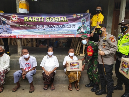 Polres Gianyar Berikan Bantuan Kursi Roda Bagi Penyandang Disabilitas