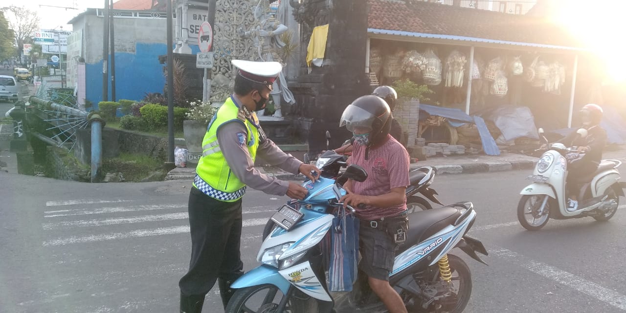 Satlantas Polres Klungkung Bagikan Stiker Ajak Masyarakat: “Ayo Pakai Masker”